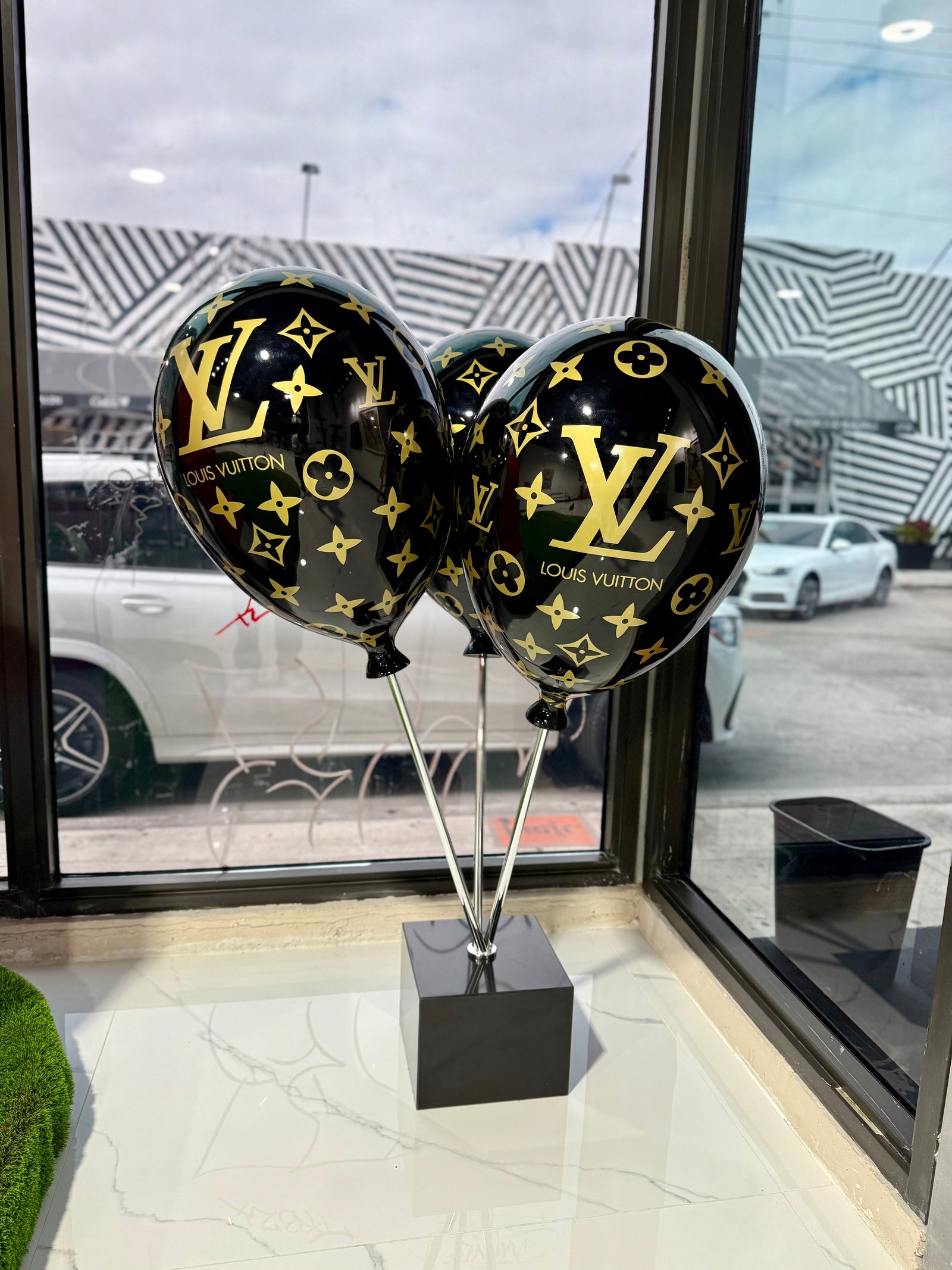 LV balloons